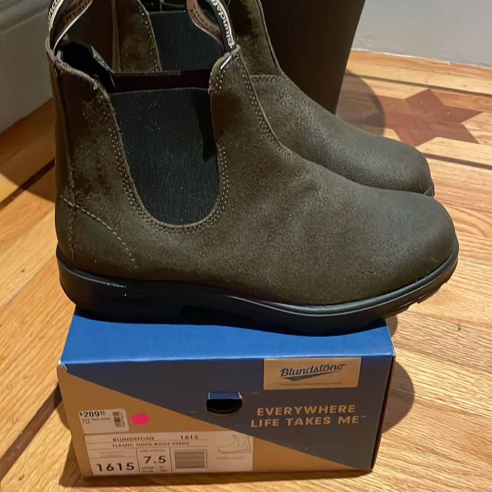 Blundstone #1615 waxed suede Chelsea boot. Size US 8.5/AU 7.5. New with box.